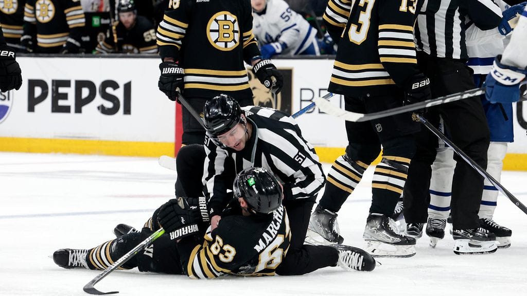 Brad Marchand joutui linjatuomarin jyräämäksi.