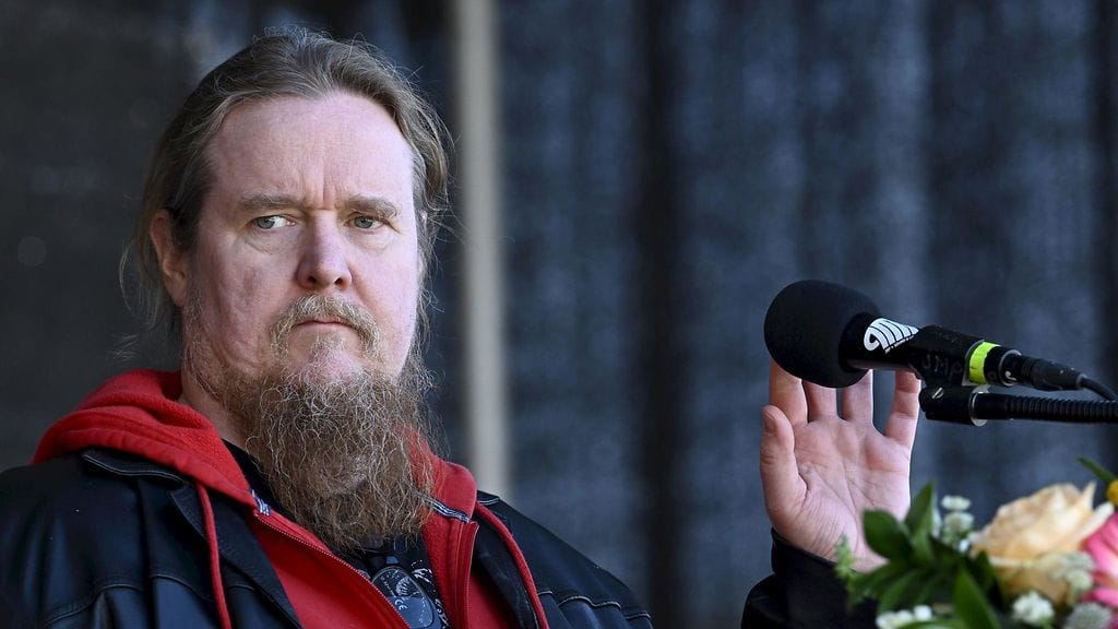 AKT:n puheenjohtaja Ismo Kokko pitämässä vappupuhetta.