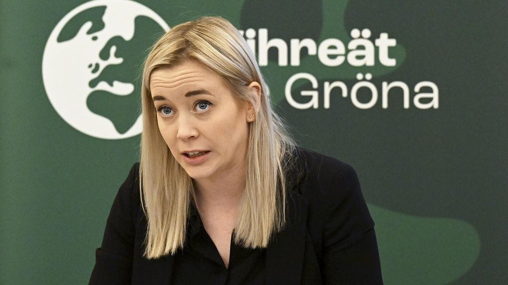 Vihreiden puheenjohtaja Sofia Virta kritisoi hallitusta lapsilta ja nuorilta leikkaamisesta.