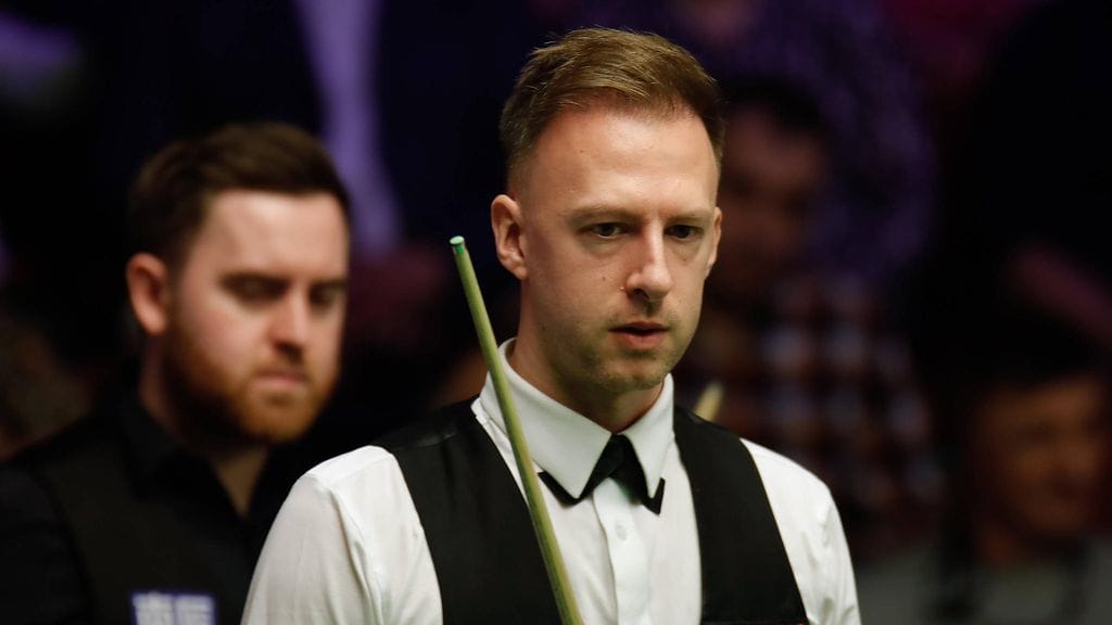Vuoden 2019 maailmanmestari Judd Trump kärsi snookerin MM-kisojen puolivälierissä yllätystappion Jak Jonesille (taustalla).