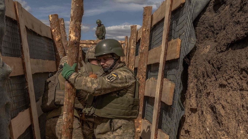 Ukrainan sotilas juoksuhaudassa Donetskin alueella huhtikuussa. Kuvituskuva.