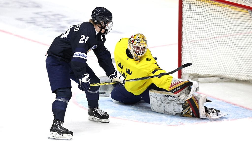 Pikkuleijonat onnistui ohittamaan Ruotsin maalilla torjuneen Love Härenstamin vain kerran. Tässä Härenstam pysäyttää Joona Saarelaisen läpiajon.