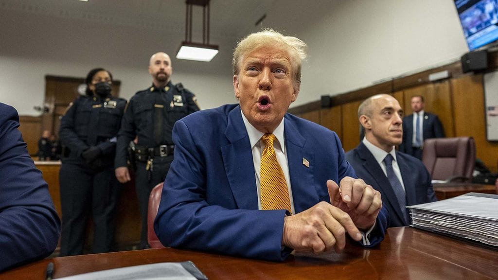 Donald Trumpia syytetään New Yorkissa kirjanpitorikoksista, jotka liittyvät vuoden 2016 presidentinvaalien alla pornonäyttelijä Stormy Danielsille maksettuihin niin sanottuihin hyssyttelyrahoihin.