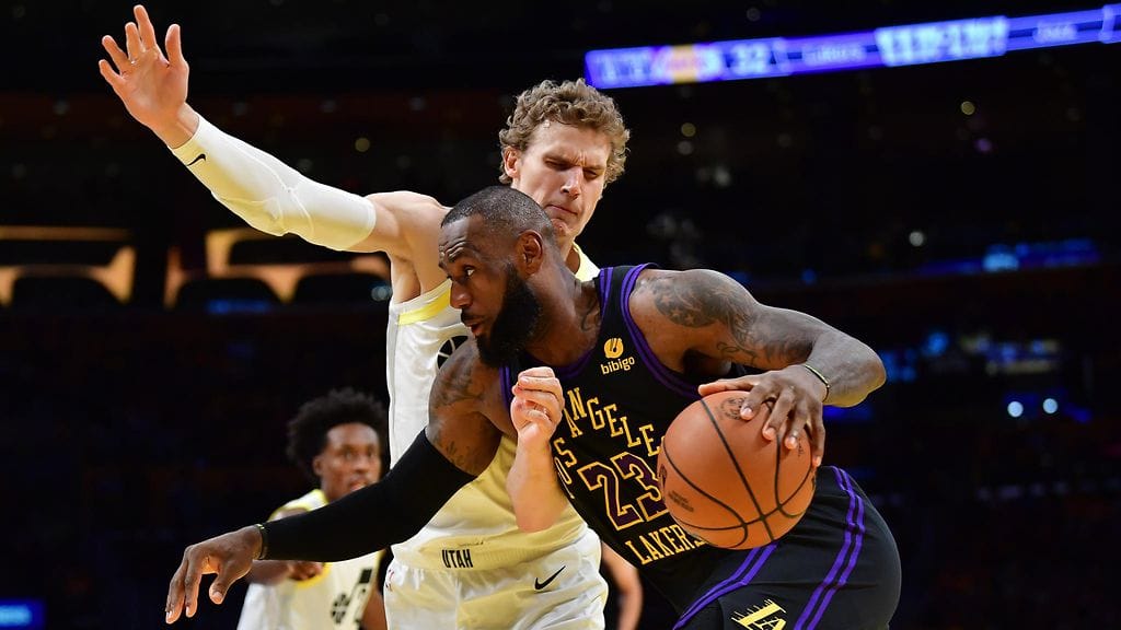 Lauri Markkanen ja LeBron James kohtasivat marraskuussa Los Angeles Lakersin kotiparketilla.