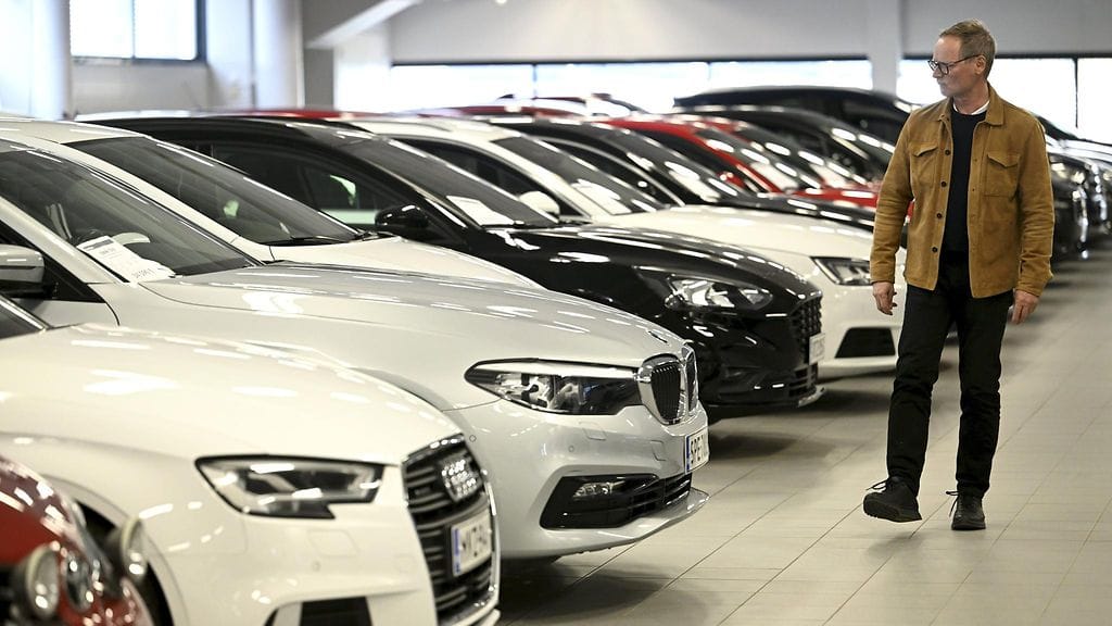 Asiakas tarkastelI käytettyjä autoja autoliikkeessä Helsingissä 4. toukokuuta 2023.