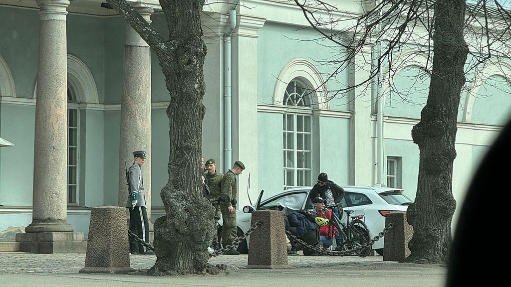 MTV Uutisten toimittajan kuvaamassa kuvassa näkyy auto, jonka turvatyynyt ovat auenneet törmäyksen seurauksena.