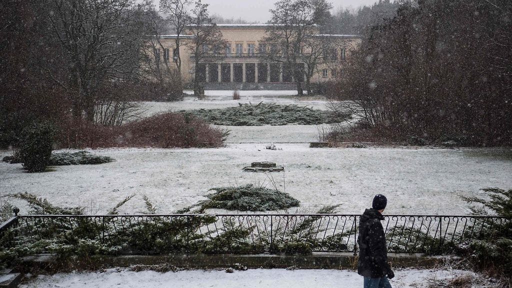 Tässä 13. tammikuuta 2016 otetussa arkistokuvassa näkyy 1950-luvulla rakennetun kommunistisen Vapaan saksalaisen nuorison (FDJ-Freie Deutsche Jugend) koulukompleksin päämaja lähellä Bogensee-järveä Berliinin pohjoispuolella. Tontti, johon kompleksi sekä natsien propagandajohtaja Joseph Goebbelsille vuosina 1936–39 rakennettu huvila kuuluvat, annetaan ilmaiseksi. Tyhjätaskulle sitä ei kuitenkaan anneta.