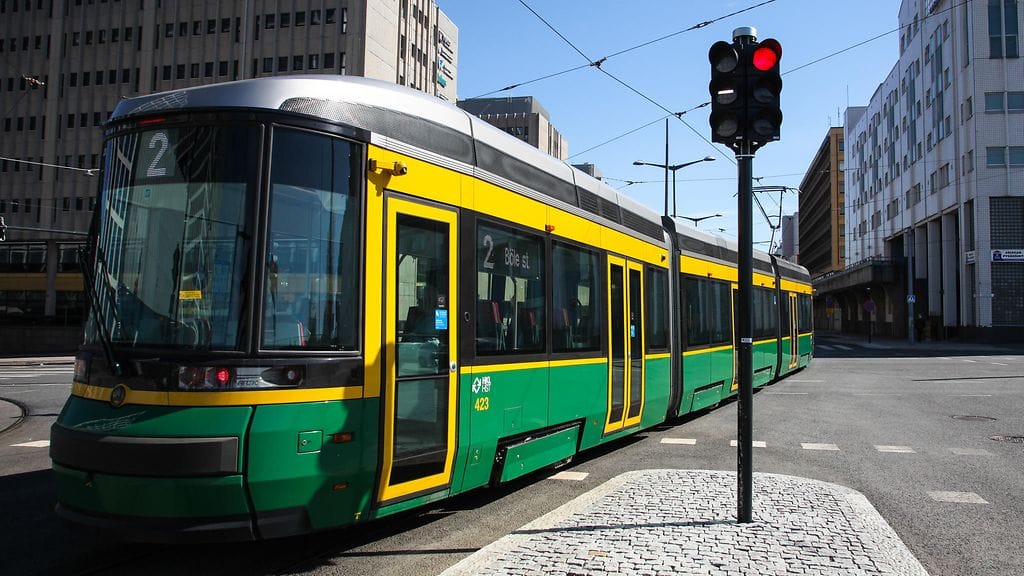 Raitiovaunu oli koeajossa Hämeentiellä Helsingissä ja palaamassa varikolle tänään perjantaina, kun sen katolla oli huomattu liekkejä. Kuvituskuvassa raitiovaunu Pasilan asemalla. Kyseinen ratikka ei liity uutiseen.