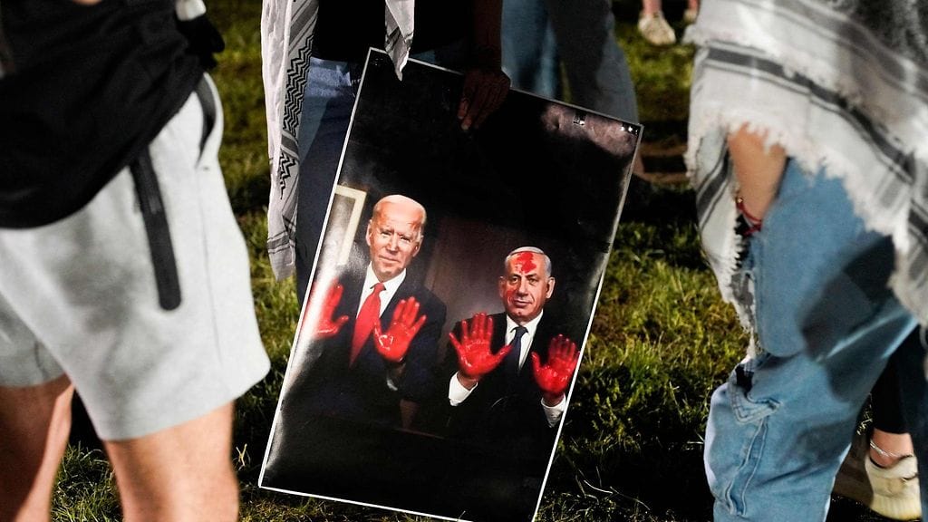 Palestiinaa tukevat mielenosoittajat kantoivat vappupäivänä Ohiossa kuvaa, jossa Bidenilla ja Israelin Benjamin Netanjahulla on verta käsissään.