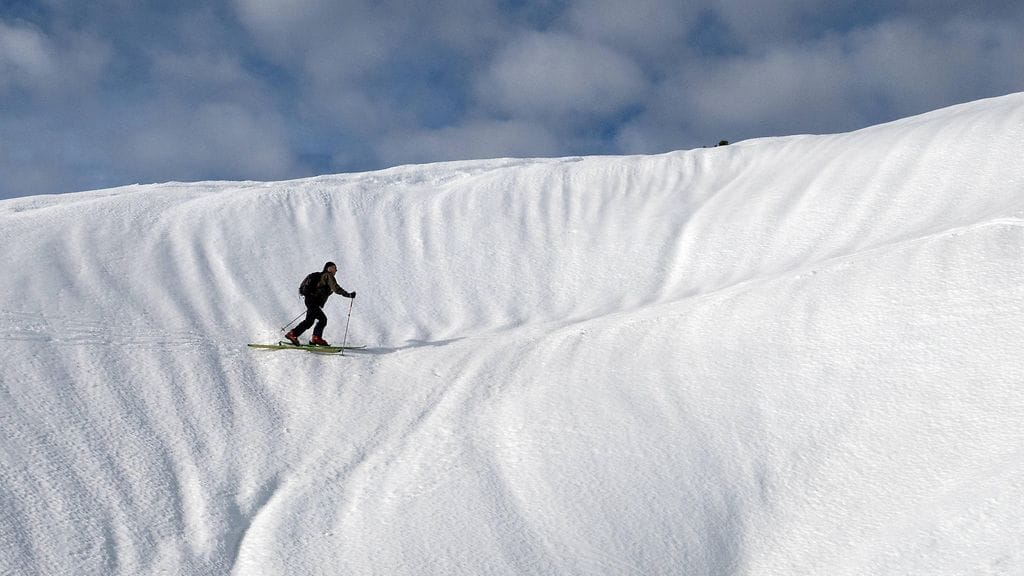 Entinen vuorihiihtäjähuippu on poissa. Kuvituskuva.