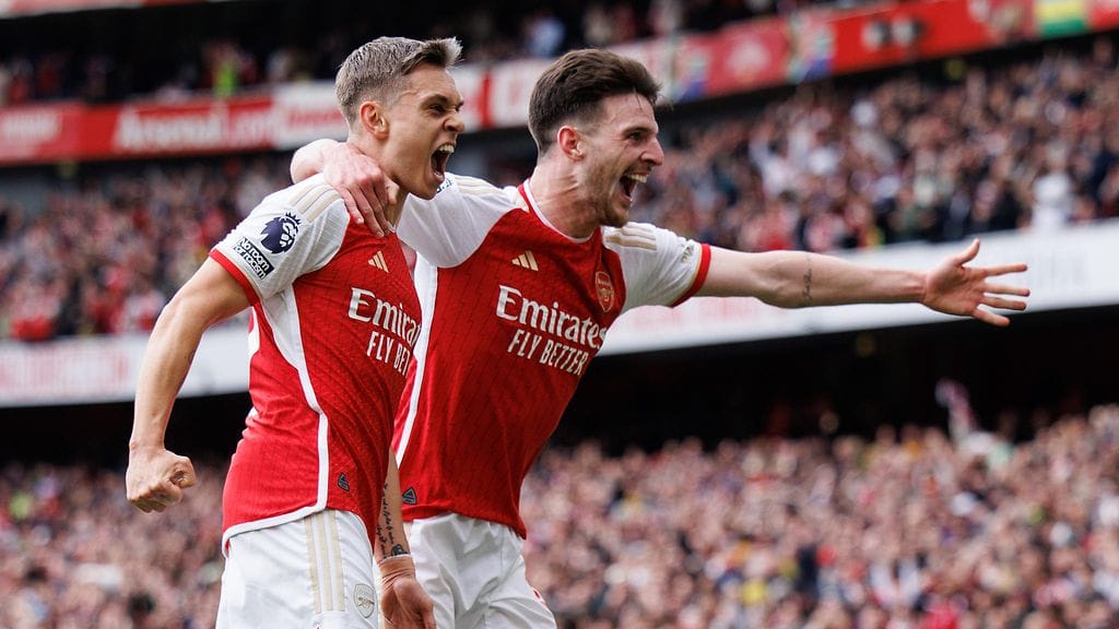 Arsenalin Leandro Trossard juhli Declan Ricen kanssa iskemäänsä 2–0-maalia Bournemouthia vastaan.