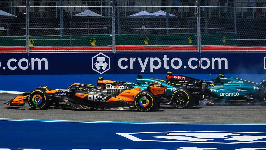 Useat kuskit kolaroivat, ja kuvassa etualalla olevan McLarenin Lando Norrisin sprintti päättyi heti lähdössä.