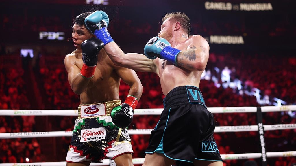 Saul "Canelo" Alvarez (oik.) puolusti Jaime Munguiaa (vas.) vastaan mestaruusvöitään voitokkaasti.