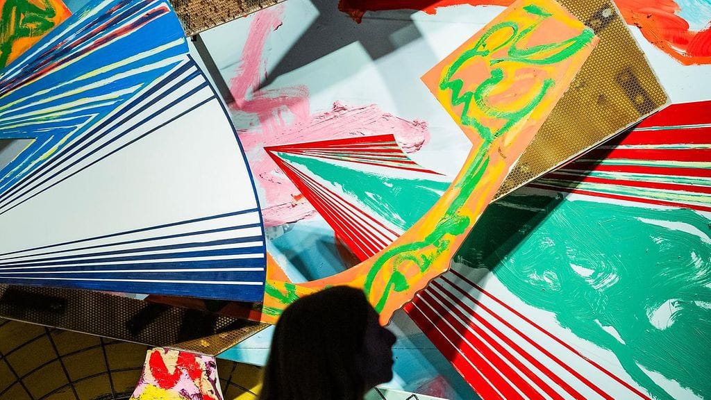 Stellaa pidetään minimalismin uudistajana, joka keskittyi taiteessaan esittävien elementtien sijaan muotoon ja pintaan. Kuvassa Stellan teos La prima spada e l'ultima scopa vuodelta 1983.