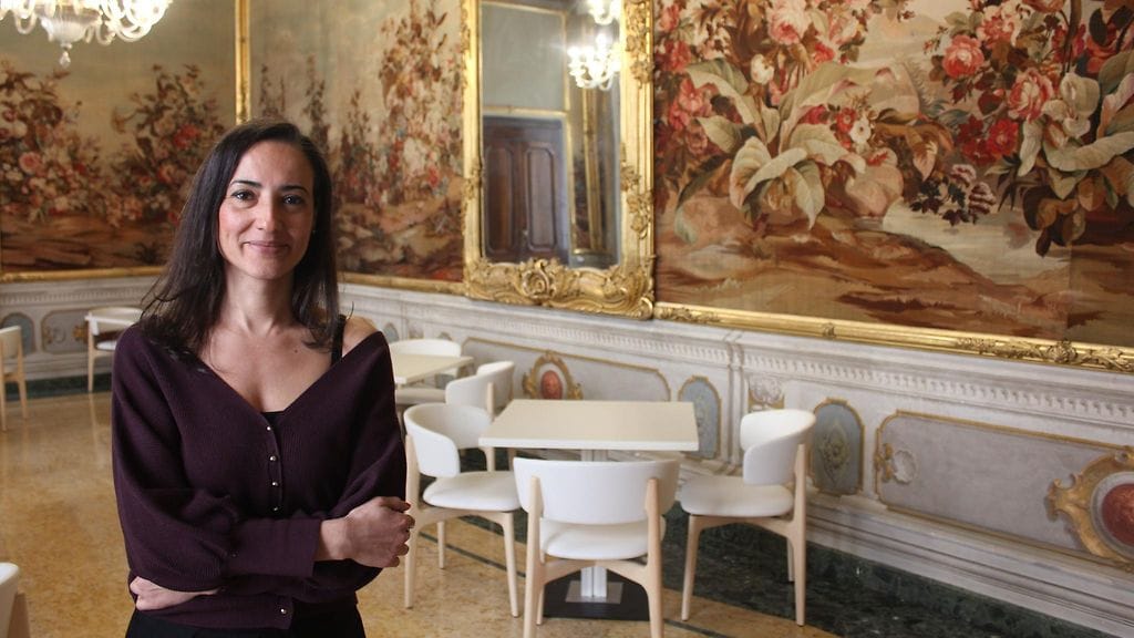 Italian presidentti Sergio Mattarella avasi Italian ulkomaankirjeenvaihtajien yhdistyksen uuden toimipaikan Palazzo Graziolissa virallisesti 19. maaliskuuta. Esimerkiksi ravintolan toiminta ei ole kuitenkaan vielä alkanut, yhdistyksen väistyvä puheenjohtaja Esma Cakir kertoo.