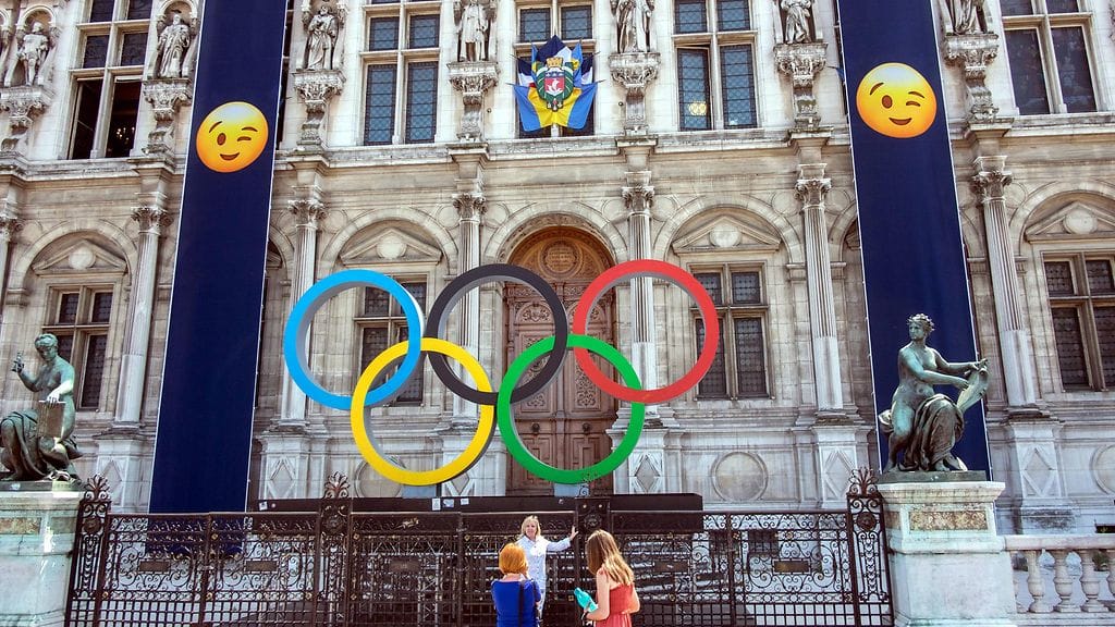 Pariisin kaupungintalo olympiarenkain koristeltuna viime kesäkuussa.