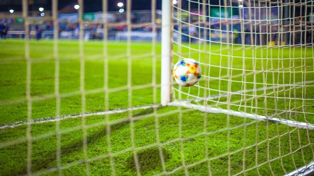 Pallo painui maaliin kaukaa toisen rangaistusalueen tuntumasta.