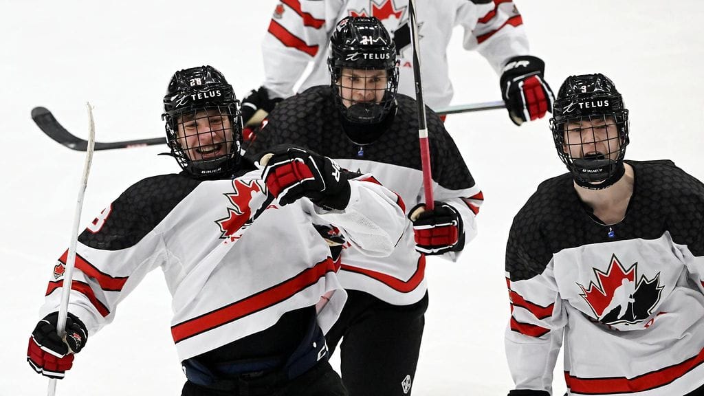 Maalintekijä Cole Beaudoin (vas.), Ryder Ritchie ja Matthew Schaefer juhlivat Kanadan 4–3-ylivoimaosumaa Yhdysvaltoja vastaan MM-finaalissa.