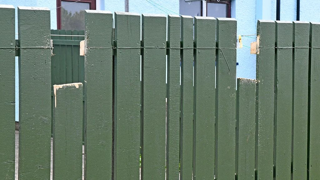 Uhri oli naulattu käsistään kiinni puiseen aitaan.