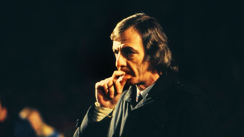 Cesar Menotti muistetaan kentän laidalta savuke suussaan.