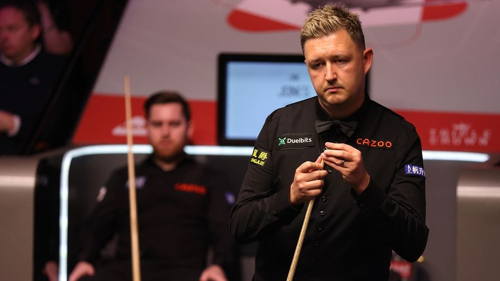 Kyren Wilson on kuskin paikalla MM-finaalissa Jak Jonesia (takana) vastaan.
