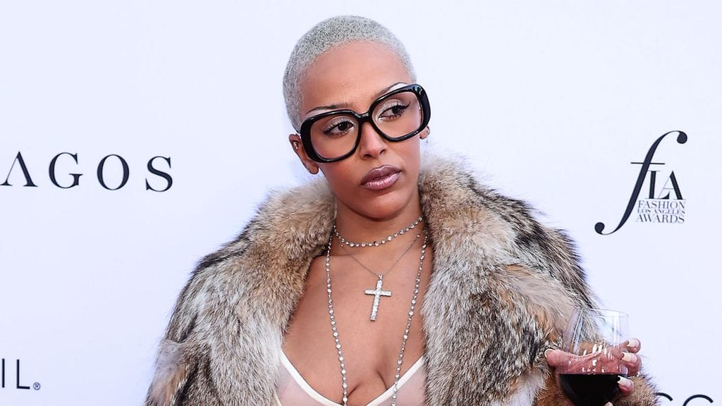 Doja Cat ei pukeutumisessaan arastele.