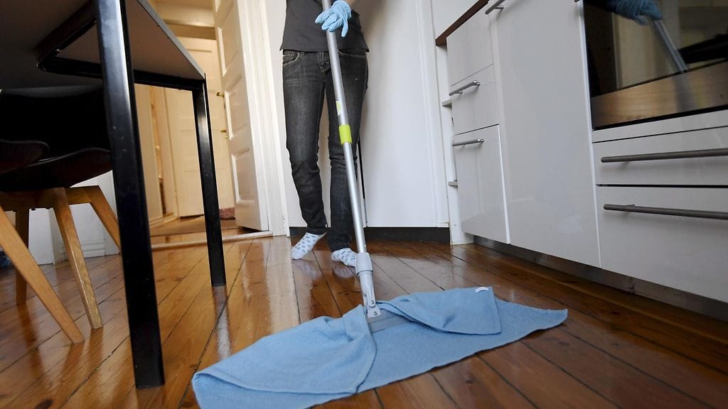 Siivooja työssään yksityiskodissa Helsingissä. Kuvituskuva.