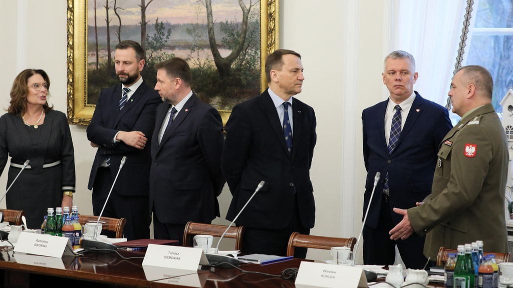Puolan johtoa Varsovassa joulukuussa 2023. Kuvituskuva.