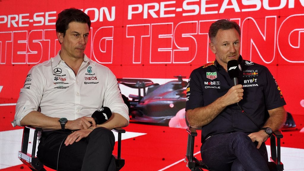 Red Bullin tallipäällikkö Christian Horner (oik.) sivalsi Mercedestä ja Toto Wolffia.