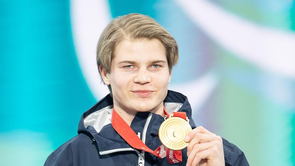 Santeri Kiiveri juhli Pekingin paralympialaisissa kultaa suurpujottelussa.