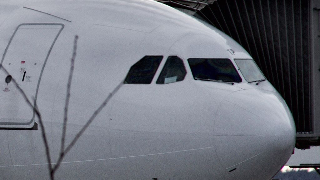 Aviator Finlandin työntekijä kuoli lauantaina Helsinki-Vantaan lentoasemalla, kun Finnairin lentokonetta siirrettiin halliin huollettavaksi. Kuvituskuva.