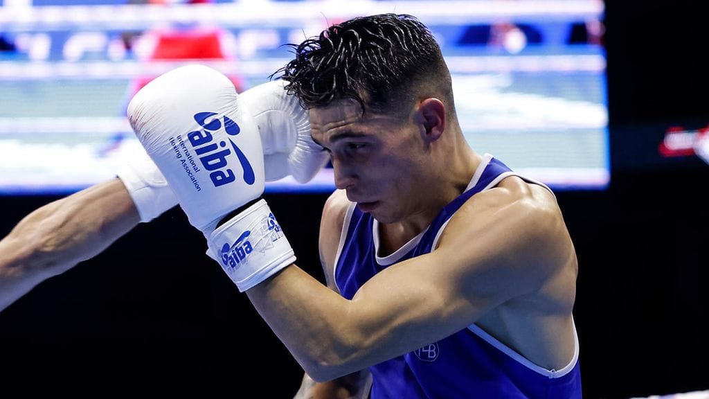 Antonio Barrul ottelemassa nyrkkeilyn MM-kisoissa Serbian Belgradissa lokakuussa 2021.