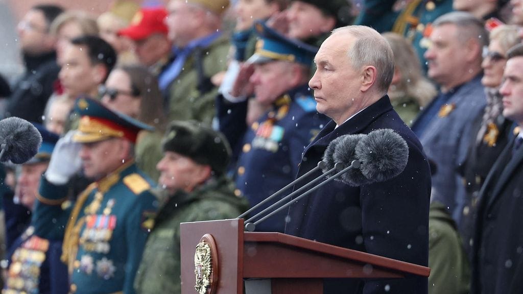 –  Venäjä tekee kaikkensa estääkseen maailmanlaajuisen yhteenoton, mutta samaan aikaan emme anna kenenkään uhkailla meitä. Strategiset joukkomme ovat aina valmiudessa, Putin sanoi puheessaan.