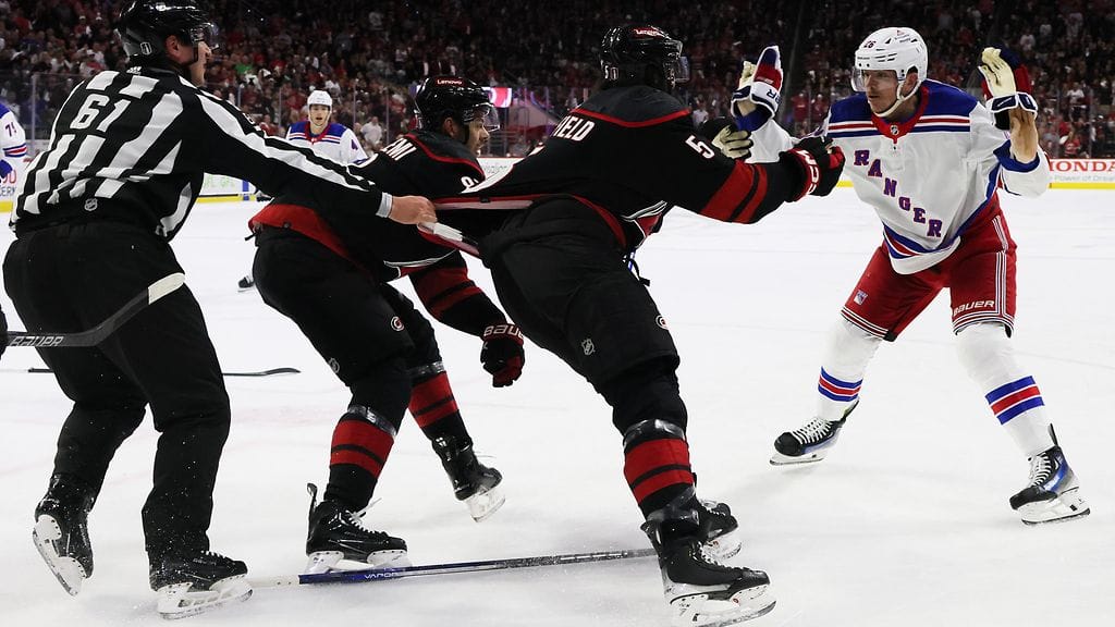 Jesperi Kotkaniemi (vas.) ryntäsi Jimmy Veseyn kimppuun.