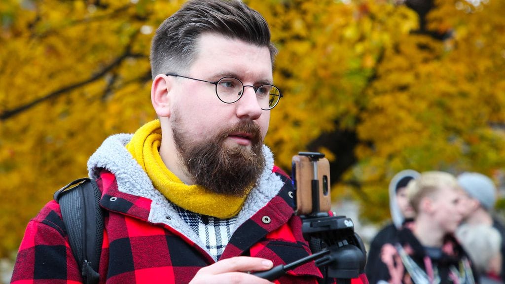 Poliisi on ottanut poliisiautoon ihmisen, joka lähestyi aggressiivisen oloisesti perussuomalaisten kansanedustajaa Sebastian Tynkkystä (kuvassa) eurovaalitilaisuudessa Oulussa, kerrotaan Oulun poliisin johtokeskuksesta. Kuva ei ole kyseisestä tilanteesta.