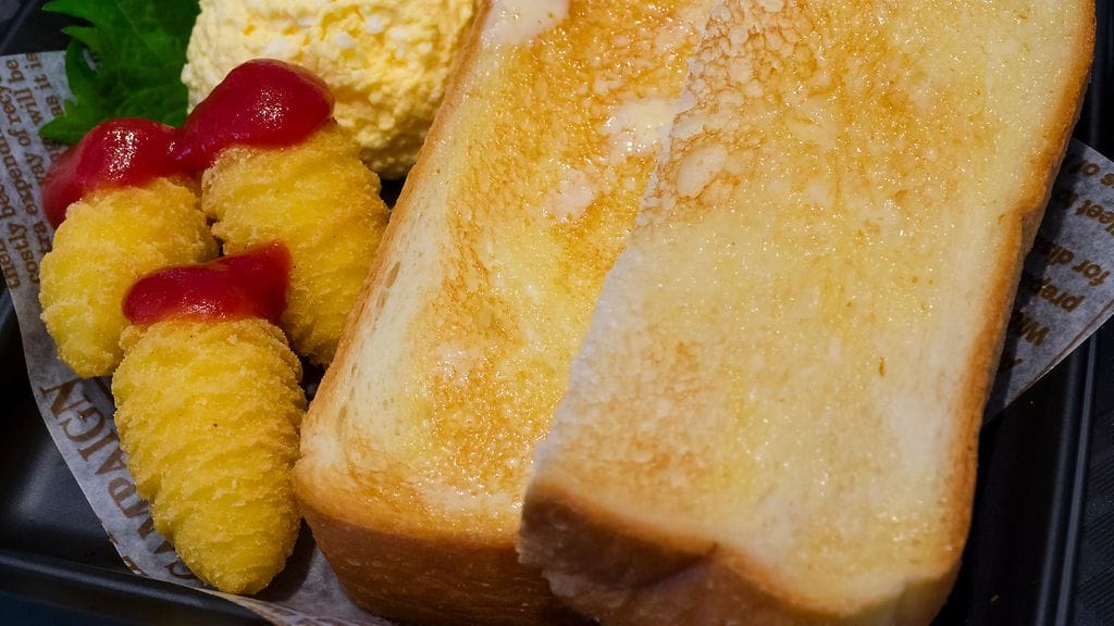 Kuvituskuvassa matkailijoille suunniteltu aamiainen munien ja paahdetun leivän kanssa Hiroshimassa 28. toukokuuta 2017.