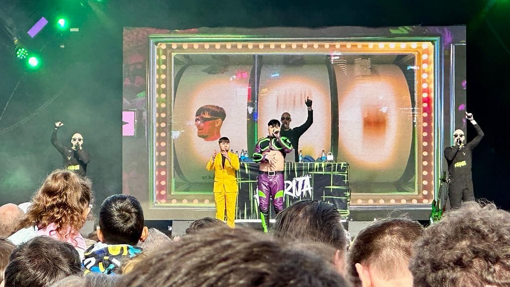 Käärijä villitsi yleisöä viisukylässä.