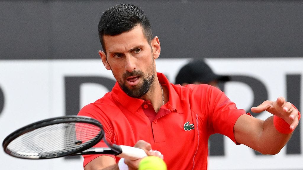 Novak Djokovic sai pullosta päähänsä Rooman turnauksessa.