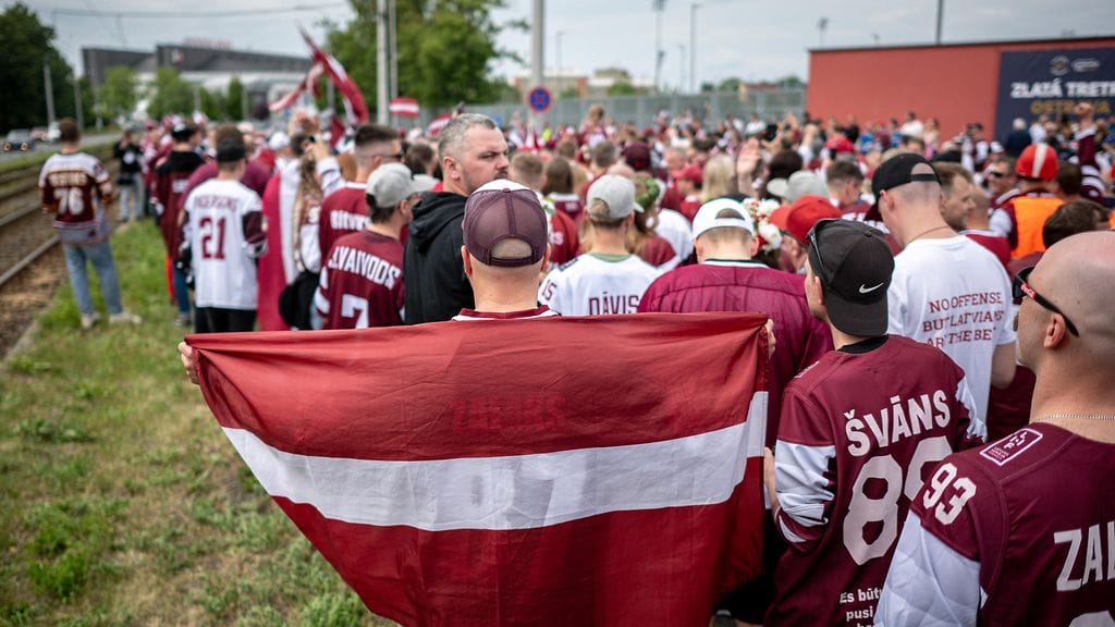 Latvian faneja on kisapaikalla tuttuun tapaan sankoin joukoin.