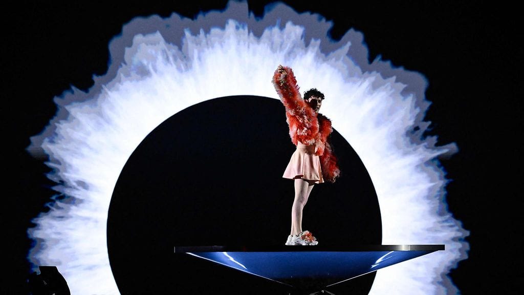 Viisuvoittajan pokaali näyttänee hajonneen miltei saman tien.