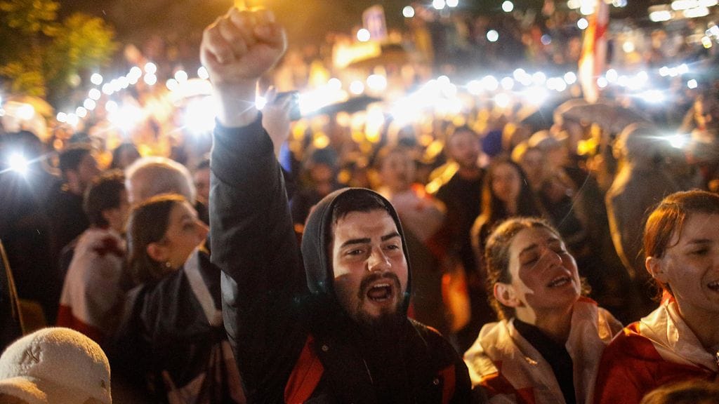 Kymmenet tuhannet ihmiset marssivat Georgian pääkaupunki Tbilisissä vastustaakseen hallituksen kiisteltyä lakiehdotusta.