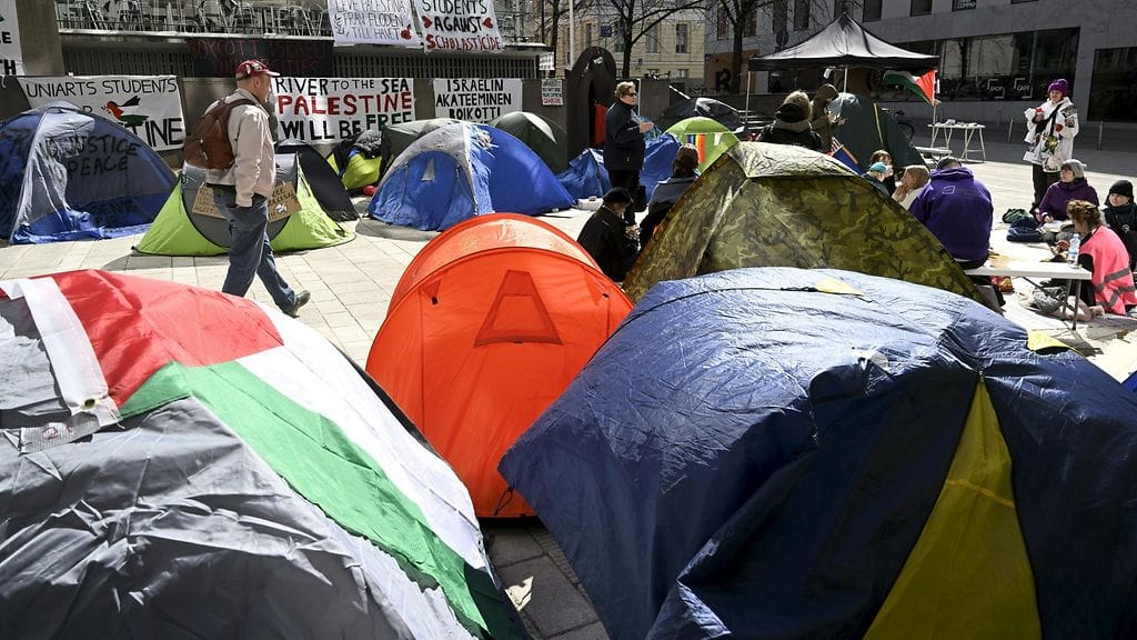 Mielenosoittajat ovat leiriytyneet Helsingin yliopiston Porthania-rakennuksen edustalle.