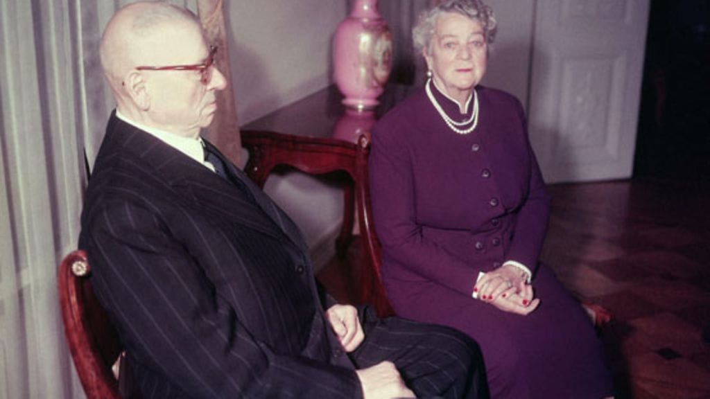 Alli Paasikivi lopetti pääkirjanpitäjän työt, kun Juho Kusti Paasikivi valittiin presidentiksi.