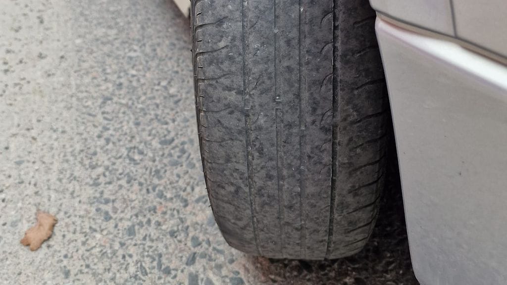 Jos kesärenkaasi ovat näin kuluneet, niillä ei ole asiaa liikenteeseen. Kuva: Poliisi / X