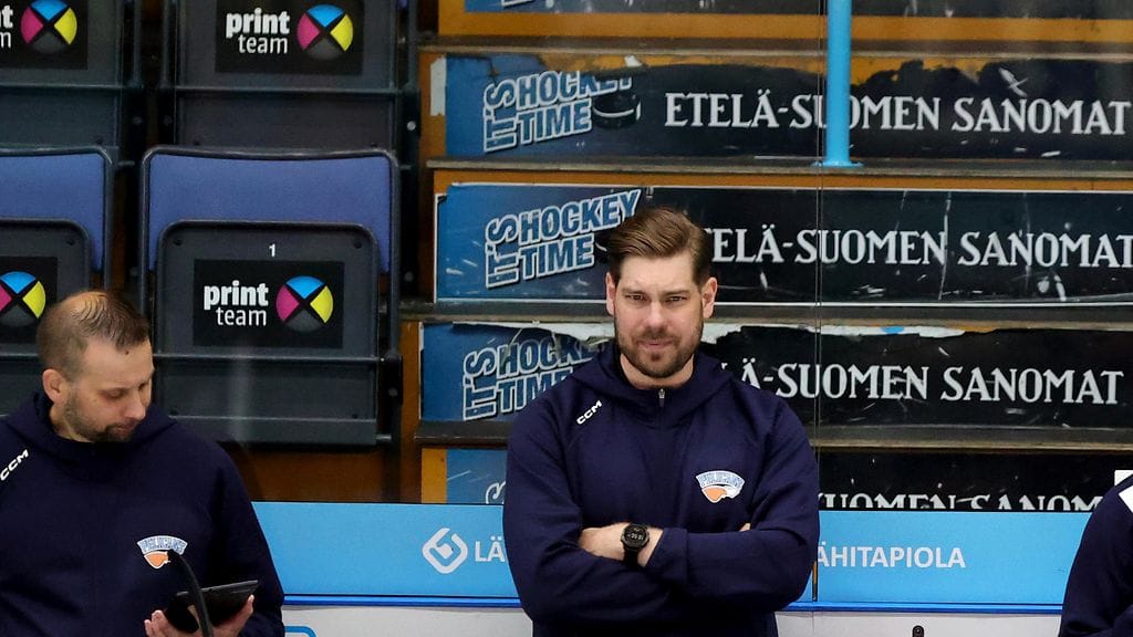 Juha-Matti Ylijunnila (oik.) on Pelicansin uusi päävalmentaja.