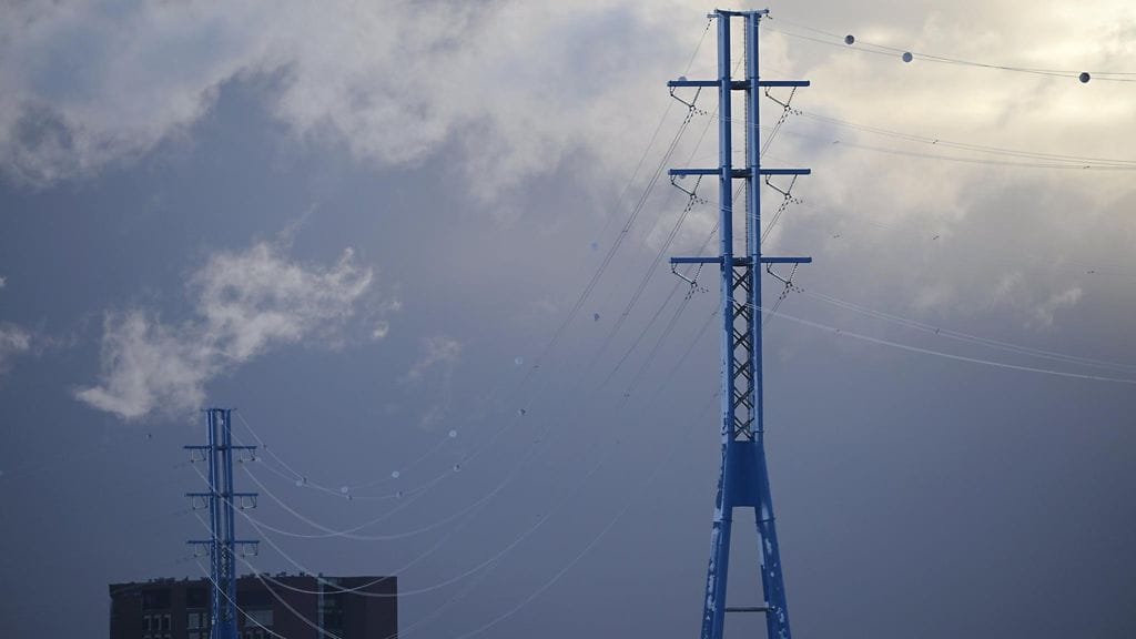 Kuvituskuvassa voimajohtoja Helsingin Ruoholahdessa 2. tammikuuta 2024.