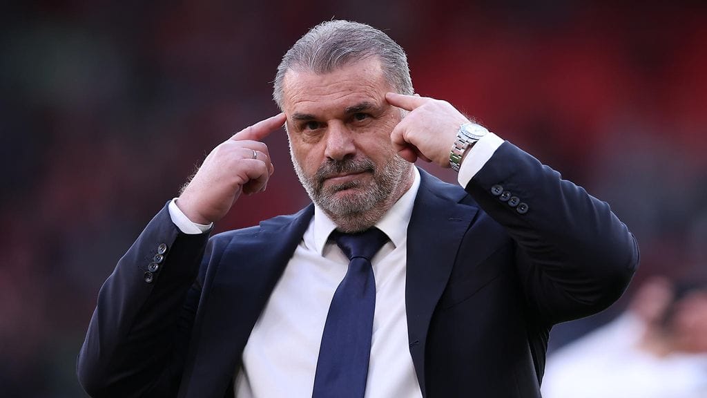 Tottenhamin päävalmentaja Ange Postecoglou ei ymmärrä faneja, jotka toivovat seuransa tappiota paikallisvastustaja Arsenalin mestaruustaiston hiekoittamiseksi.