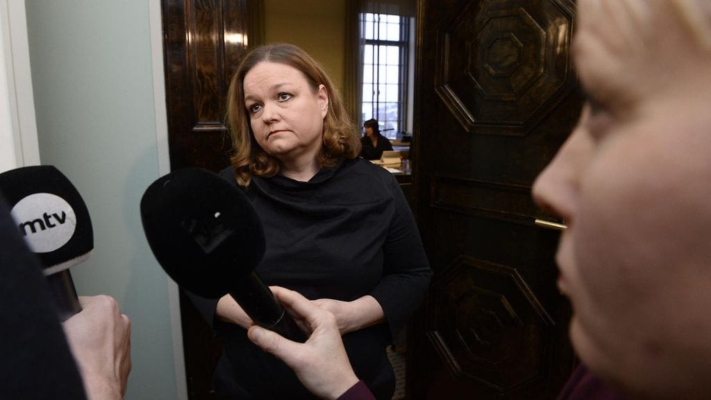 Puolueet aikovat äänestää sen puolesta, että Krista Kiurun (sd.) johtama sosiaali- ja terveysvaliokunta tekisi mietinnöt sairaalaverkkoa ja alkoholin kotiinkuljetusta koskevista esityksistä.