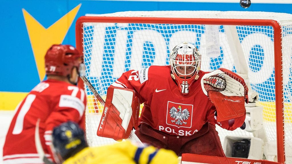Puolan maalivahti David Zabolotny torjuntavalmiudessa Ruotsia vastaan.