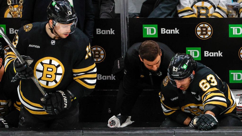 Brad Marchand joutui Sam Bennettin taklaamaksi ottelusarjan kolmannessa pelissä.